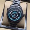 Omega — esfera negra con mapa turquesa, caja negra y brazalete negro