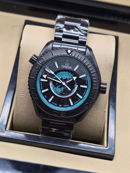 Omega — esfera negra con mapa turquesa, caja negra y brazalete negro