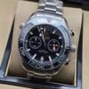 Omega — cronógrafo con esfera negra, bisel negro y brazalete de acero