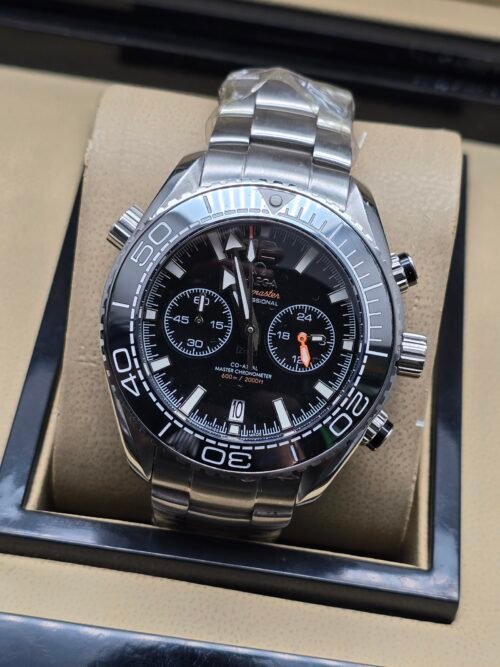 Omega — cronógrafo con esfera negra, bisel negro y brazalete de acero