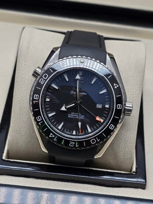 Omega — esfera negra, bisel negro y correa de caucho negra