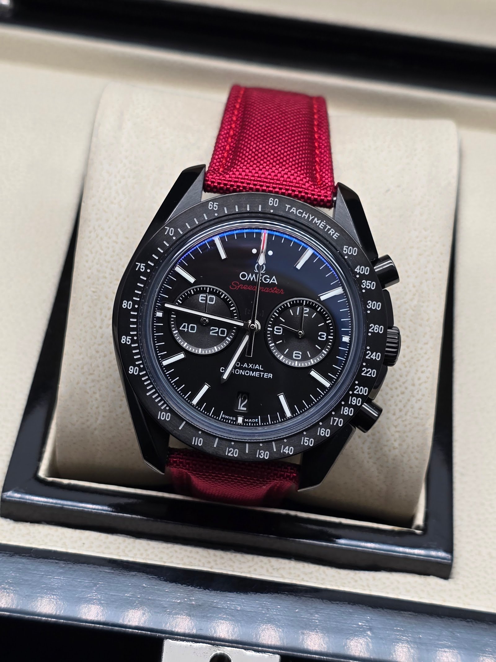 Omega — cronógrafo todo negro con correa roja
