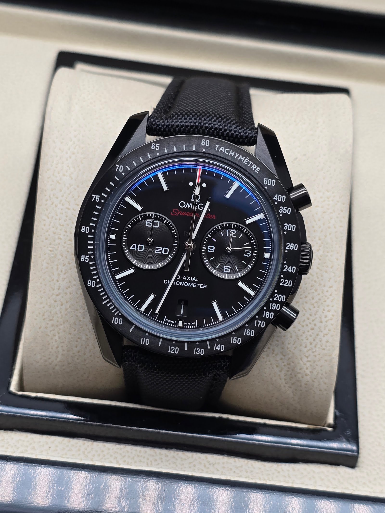 Omega — cronógrafo todo negro con correa negra