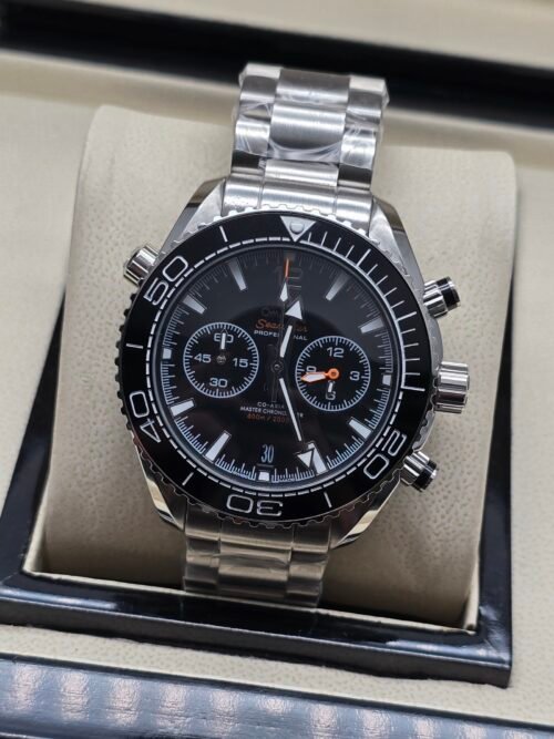 Omega — cronógrafo con esfera negra, bisel negro y brazalete de acero