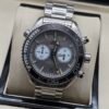 Omega — cronógrafo con esfera gris y subesferas claras, brazalete de acero