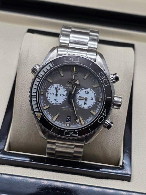 Omega — cronógrafo con esfera gris y subesferas claras, brazalete de acero