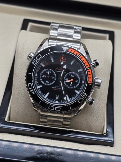 Omega — cronógrafo con esfera negra, bisel negro con detalle naranja y brazalete de acero