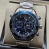 Omega — cronógrafo con esfera azul, bisel azul y brazalete de acero