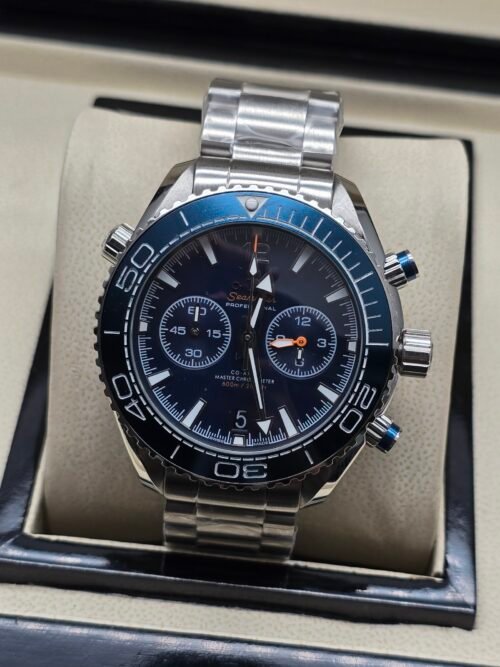 Omega — cronógrafo con esfera azul, bisel azul y brazalete de acero