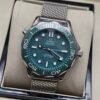 Omega — esfera verde, bisel verde y brazalete de malla de acero
