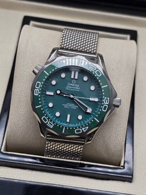 Omega — esfera verde, bisel verde y brazalete de malla de acero