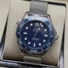 Omega — esfera azul, bisel azul y brazalete de malla de acero