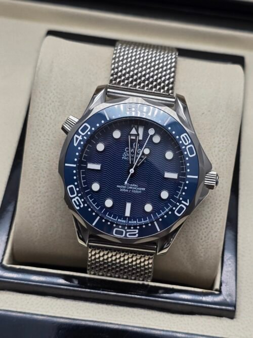 Omega — esfera azul, bisel azul y brazalete de malla de acero