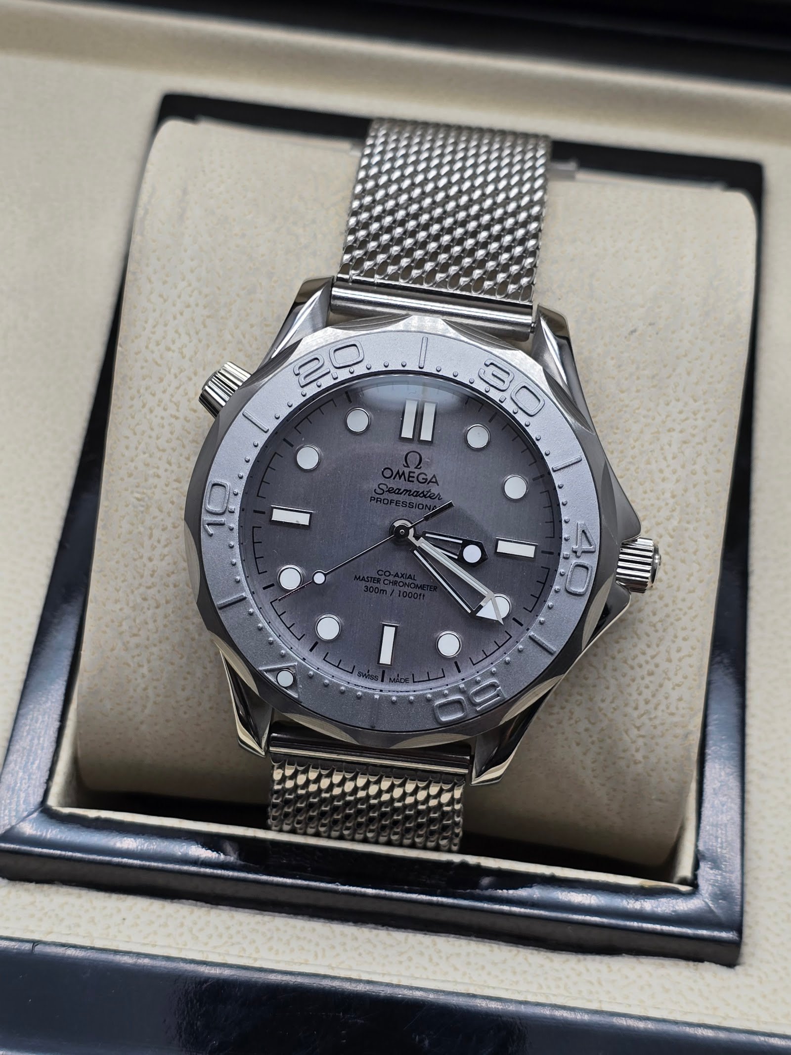 Omega — esfera gris, bisel gris y brazalete de malla de acero
