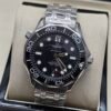 Omega — esfera negra, bisel negro y brazalete de acero