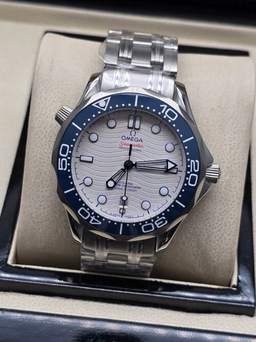 Omega — esfera blanca ondulada, bisel azul y brazalete de acero