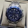 Omega — cronógrafo con esfera azul ondulada, bisel azul y brazalete de acero