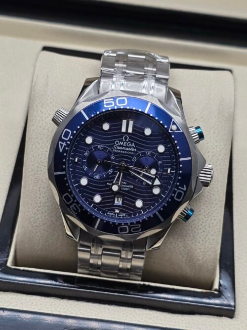 Omega — cronógrafo con esfera azul ondulada, bisel azul y brazalete de acero