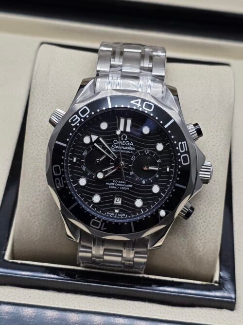 Omega — cronógrafo con esfera negra ondulada, bisel negro y brazalete de acero