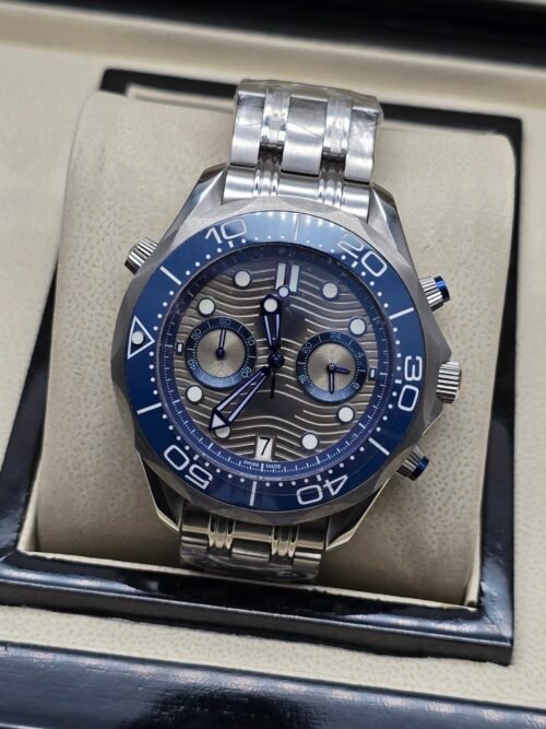 Omega — cronógrafo con esfera azul ondulada, bisel azul y brazalete de acero