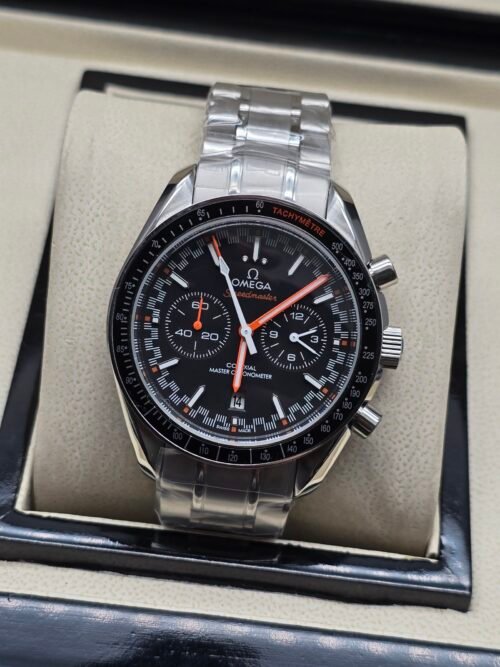 Omega — cronógrafo con esfera negra y detalles naranjas, brazalete de acero