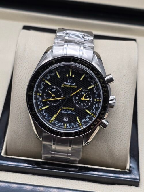 Omega — cronógrafo con esfera negra y detalles amarillos, brazalete de acero