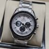 Omega — cronógrafo con esfera blanca y subesferas negras, brazalete de acero