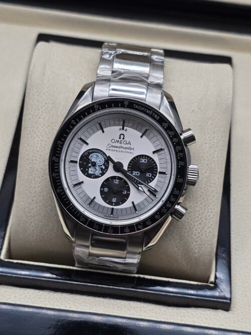 Omega — cronógrafo con esfera blanca y subesferas negras, brazalete de acero