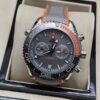 Omega — cronógrafo con esfera gris, bisel con detalle naranja y correa gris y naranja