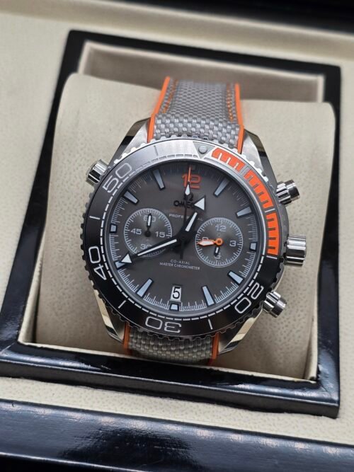 Omega — cronógrafo con esfera gris, bisel con detalle naranja y correa gris y naranja