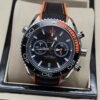 Omega — cronógrafo con esfera negra, bisel con detalle naranja y correa negra y naranja