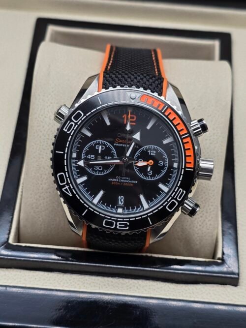 Omega — cronógrafo con esfera negra, bisel con detalle naranja y correa negra y naranja