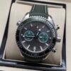 Omega — cronógrafo con esfera gris y subesferas verdes, correa de tela verde