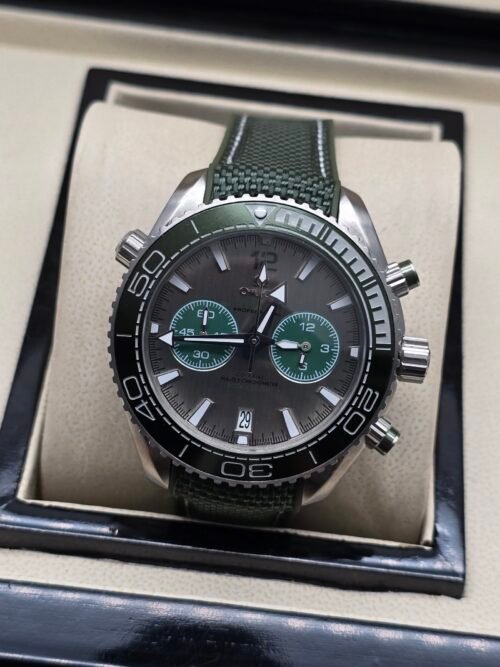 Omega — cronógrafo con esfera gris y subesferas verdes, correa de tela verde