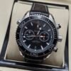 Omega — cronógrafo con esfera negra, bisel negro y correa de cuero negra