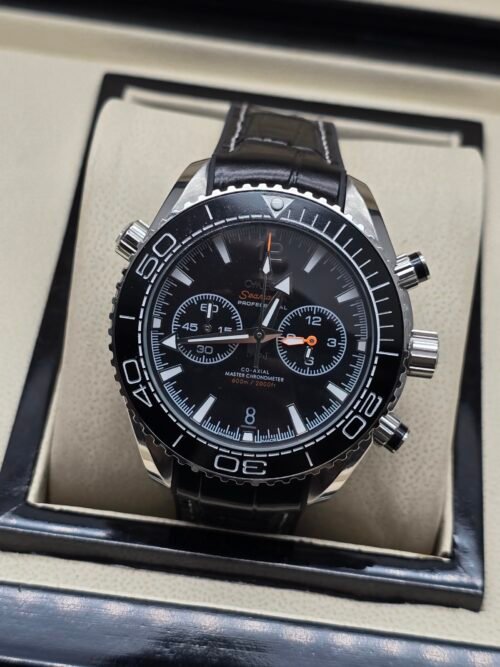 Omega — cronógrafo con esfera negra, bisel negro y correa de cuero negra