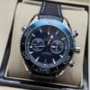 Omega — cronógrafo con esfera azul, bisel azul y correa azul oscura