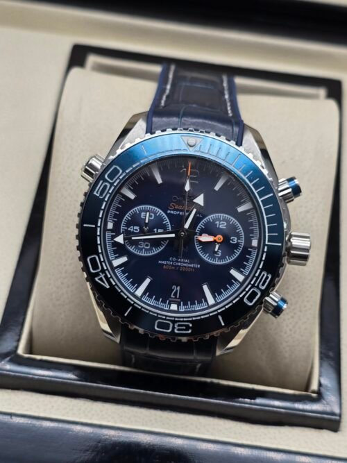 Omega — cronógrafo con esfera azul, bisel azul y correa azul oscura