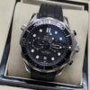 Omega — cronógrafo con esfera negra ondulada, bisel negro y correa de caucho negra