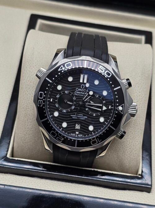 Omega — cronógrafo con esfera negra ondulada, bisel negro y correa de caucho negra