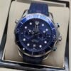 Omega — cronógrafo con esfera azul ondulada, bisel azul y correa de caucho azul
