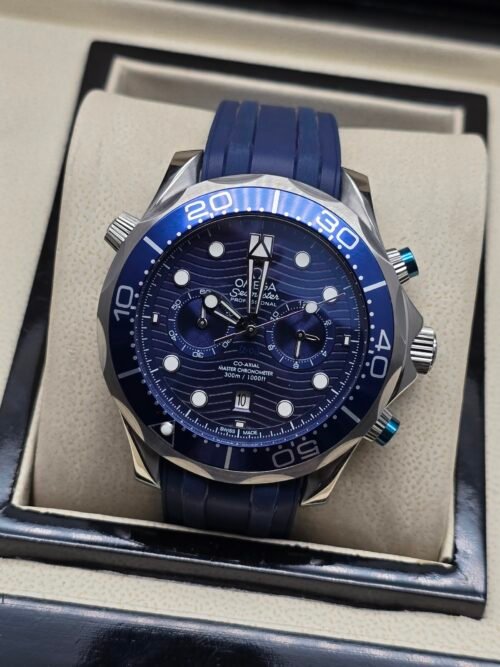 Omega — cronógrafo con esfera azul ondulada, bisel azul y correa de caucho azul