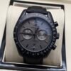 Omega — cronógrafo con esfera gris, caja negra y correa negra