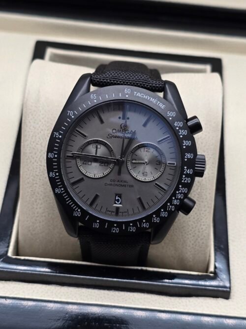 Omega — cronógrafo con esfera gris, caja negra y correa negra