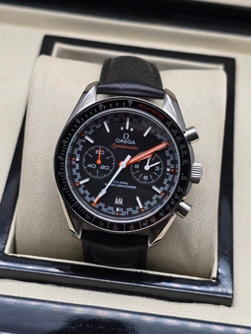 Omega — cronógrafo con esfera negra y detalles naranjas, correa de cuero negra