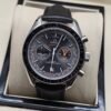 Omega — cronógrafo con esfera gris y detalles naranjas, correa de cuero negra