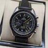 Omega — cronógrafo con esfera negra y detalles amarillos, correa de cuero negra