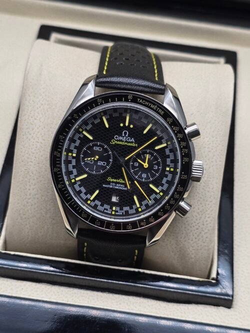 Omega — cronógrafo con esfera negra y detalles amarillos, correa de cuero negra