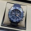 Omega — cronógrafo con esfera azul texturizada, bisel azul y correa de caucho azul