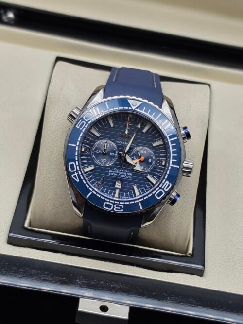 Omega — cronógrafo con esfera azul texturizada, bisel azul y correa de caucho azul